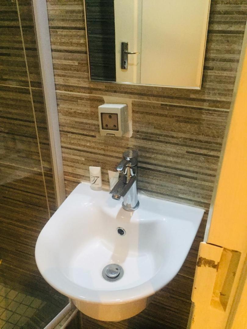 Mathlyn Guesthouse Gaborone Extérieur photo