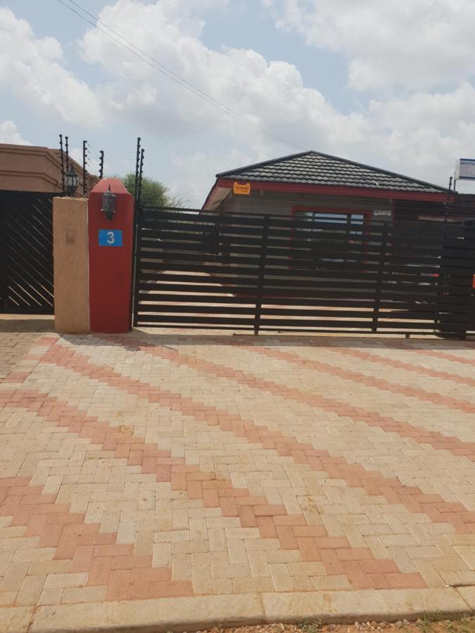 Mathlyn Guesthouse Gaborone Extérieur photo